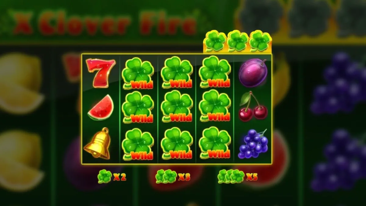 Interface do jogo X Clover Fire com símbolos de frutas e trevos em chamas